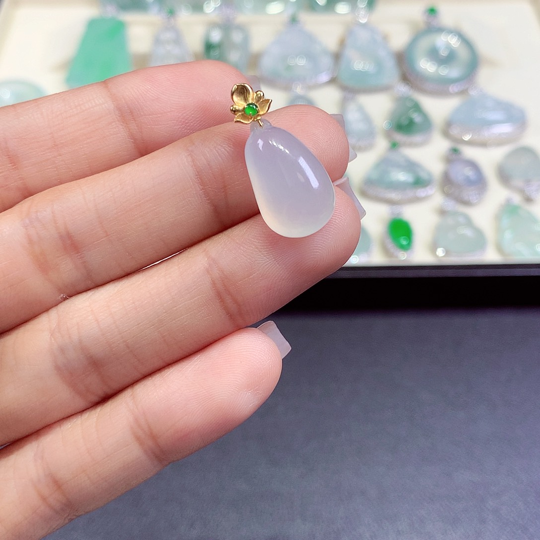 晴***。翡翠18K金镶嵌颈饰翡翠