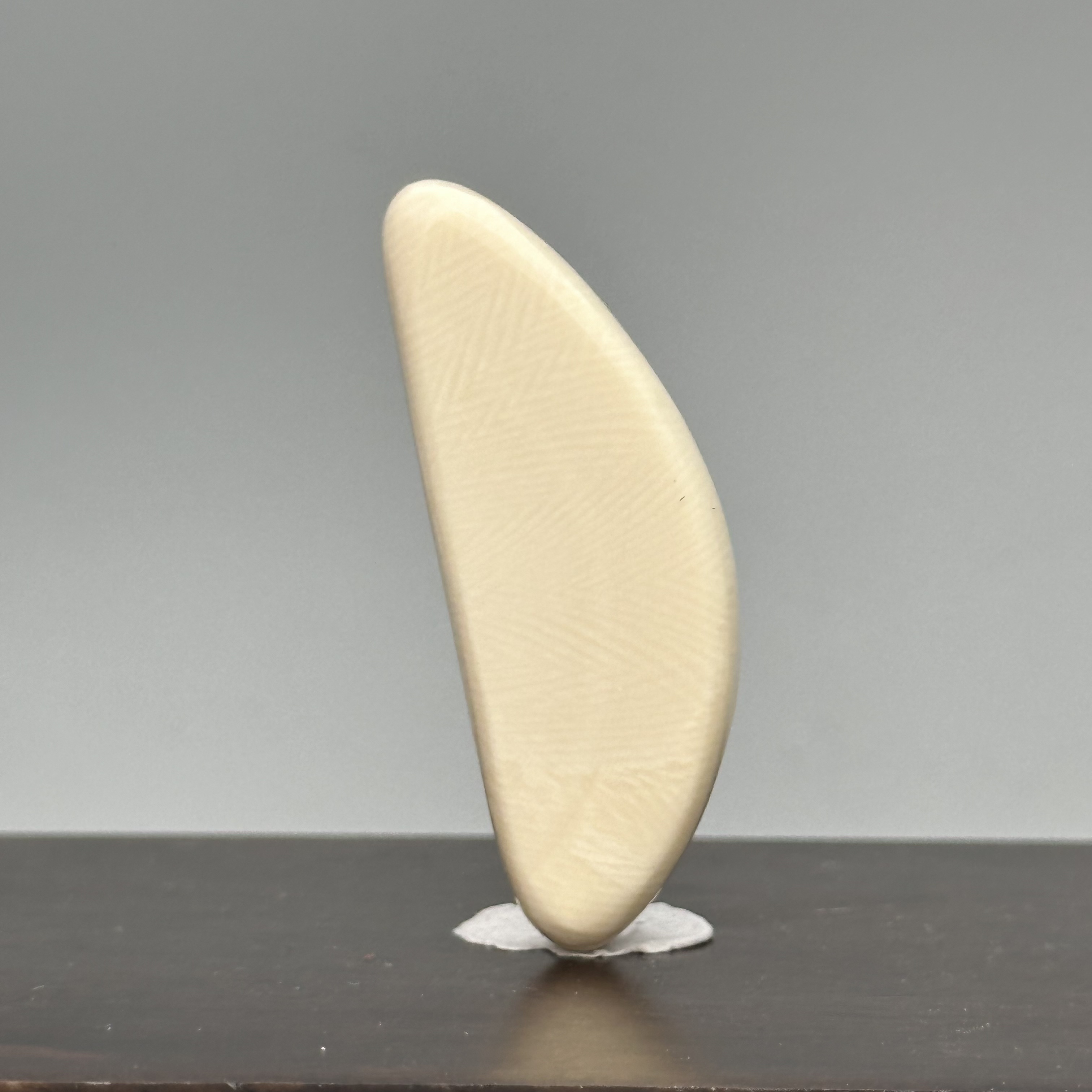 DEZHI/德志45*16*10mm8.1g无事牌天然猛犸牙K813（打孔吊坠绳）