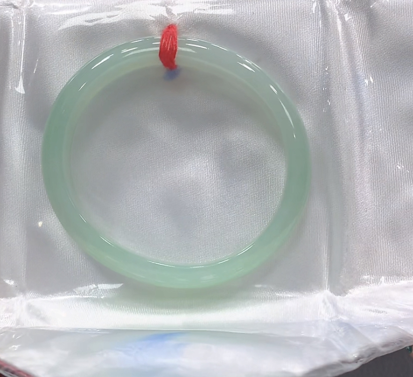 甜绿贵妃翡翠手镯