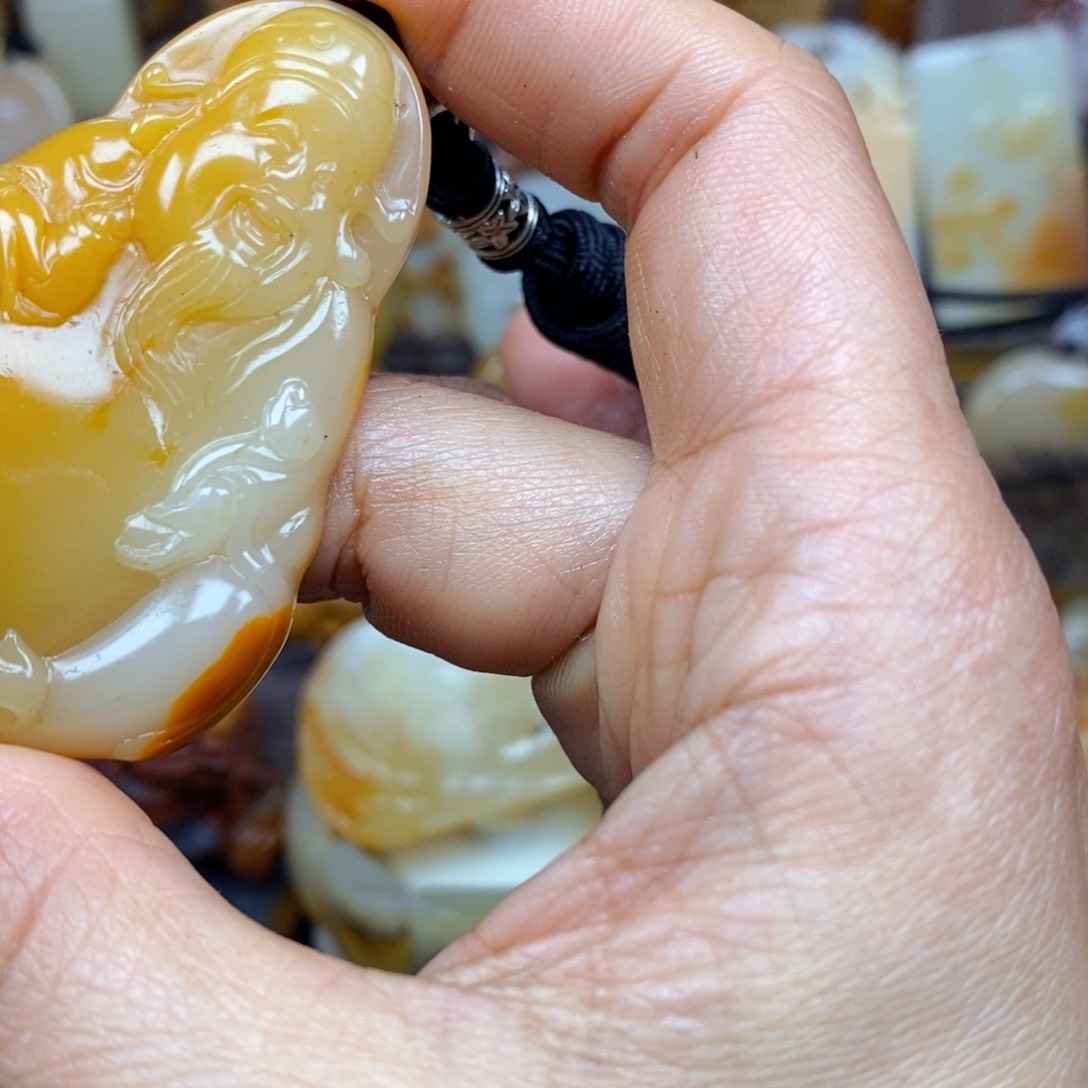 石英质玉（黄龙玉）颈饰未镶嵌