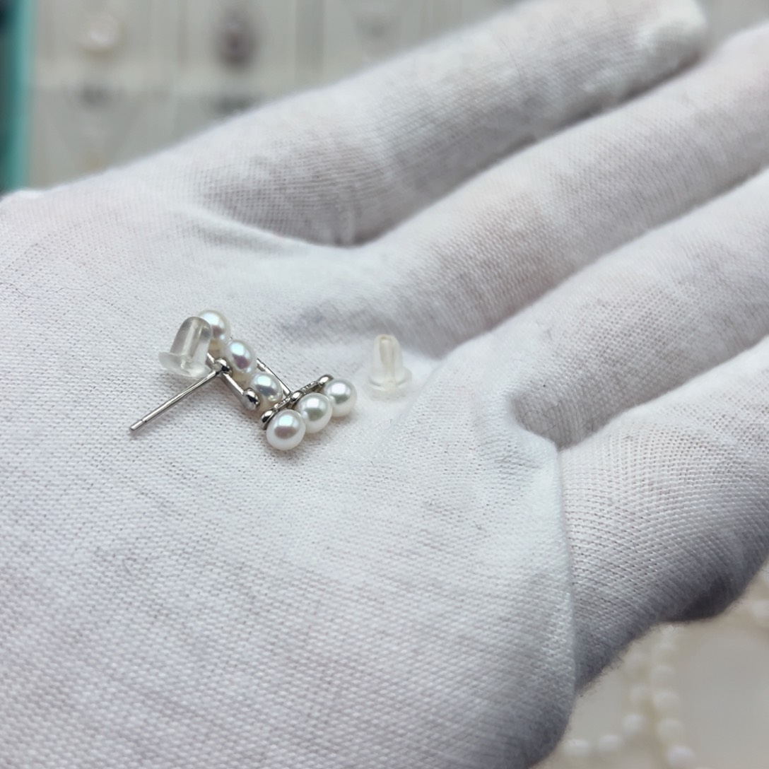 淡水珍珠耳钉未镶嵌一**。