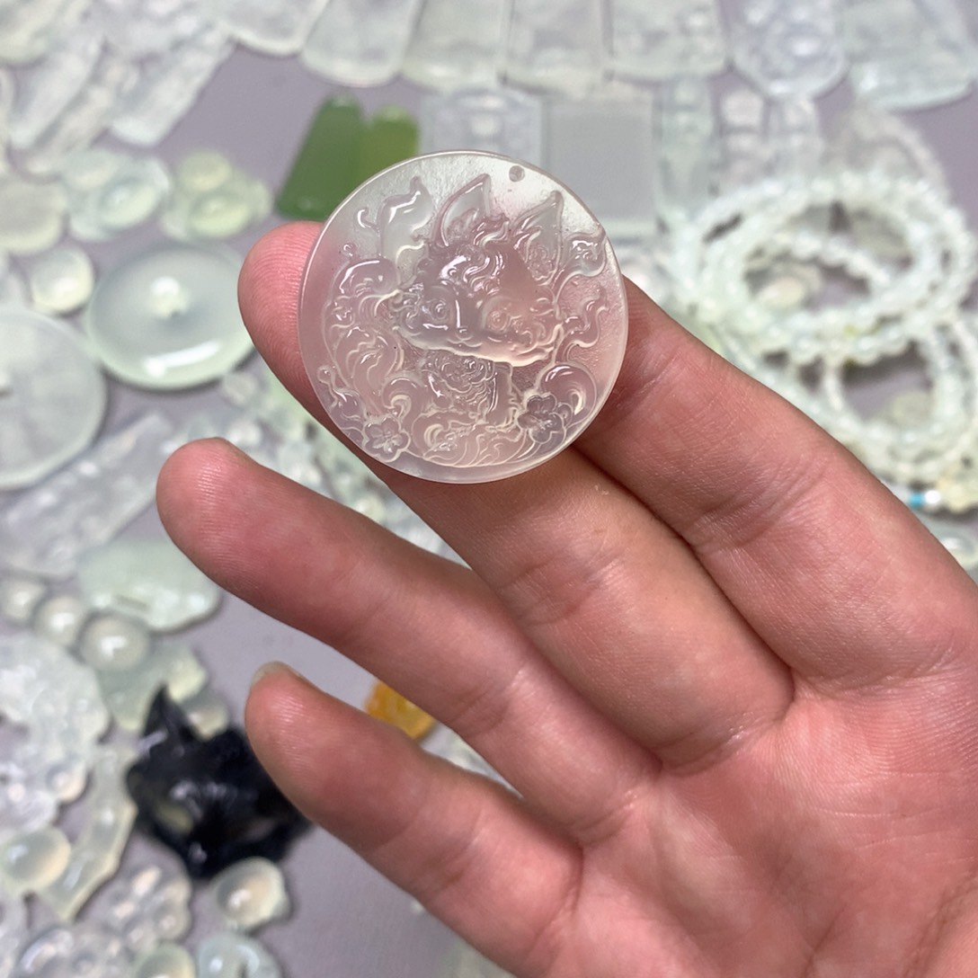 蛇纹石玉颈饰未镶嵌猫*酱