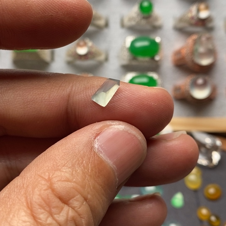 翡翠裸石冰种晴底随形刻面