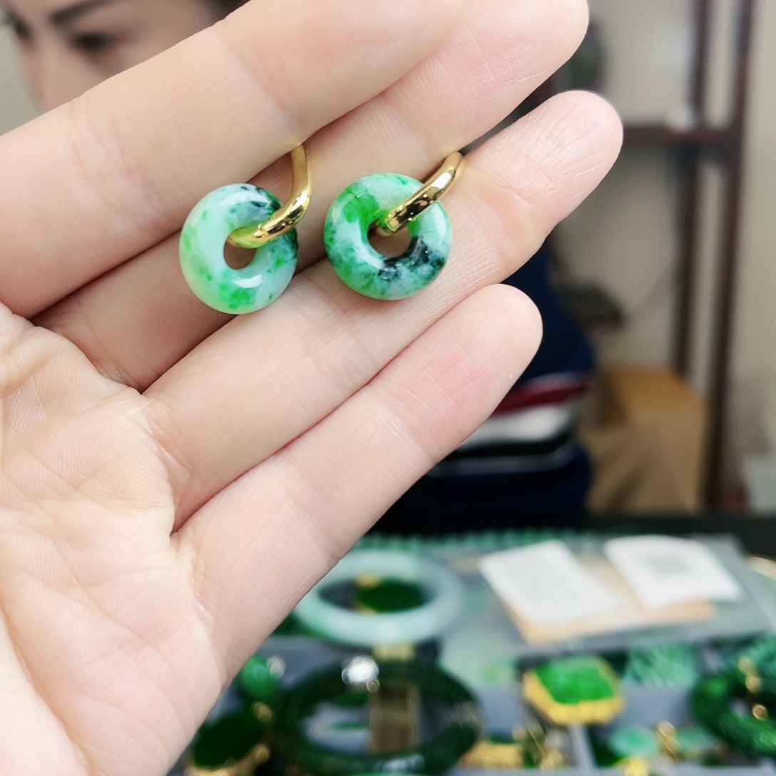 翡翠颈饰未镶嵌耳饰