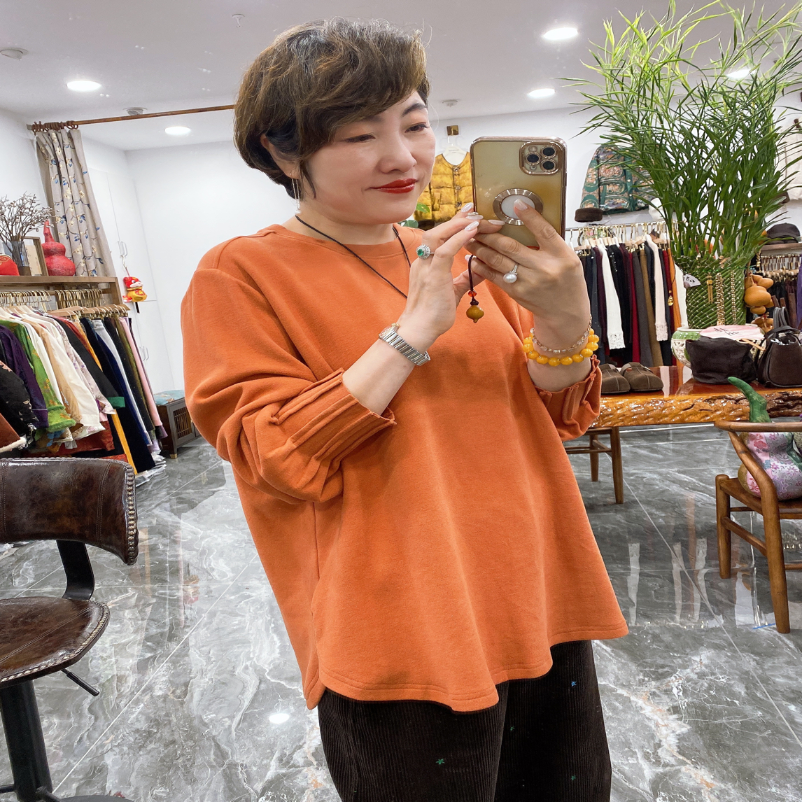 软糯保暖可外穿~袖子压褶双面德绒长袖T恤打底衫搭配鲨鱼裤的上衣