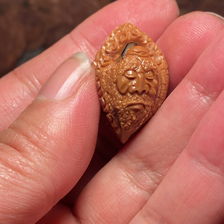 福利苏工核雕，纯手工雕刻，多花怪核雕刻，镂空风景达摩个性十足