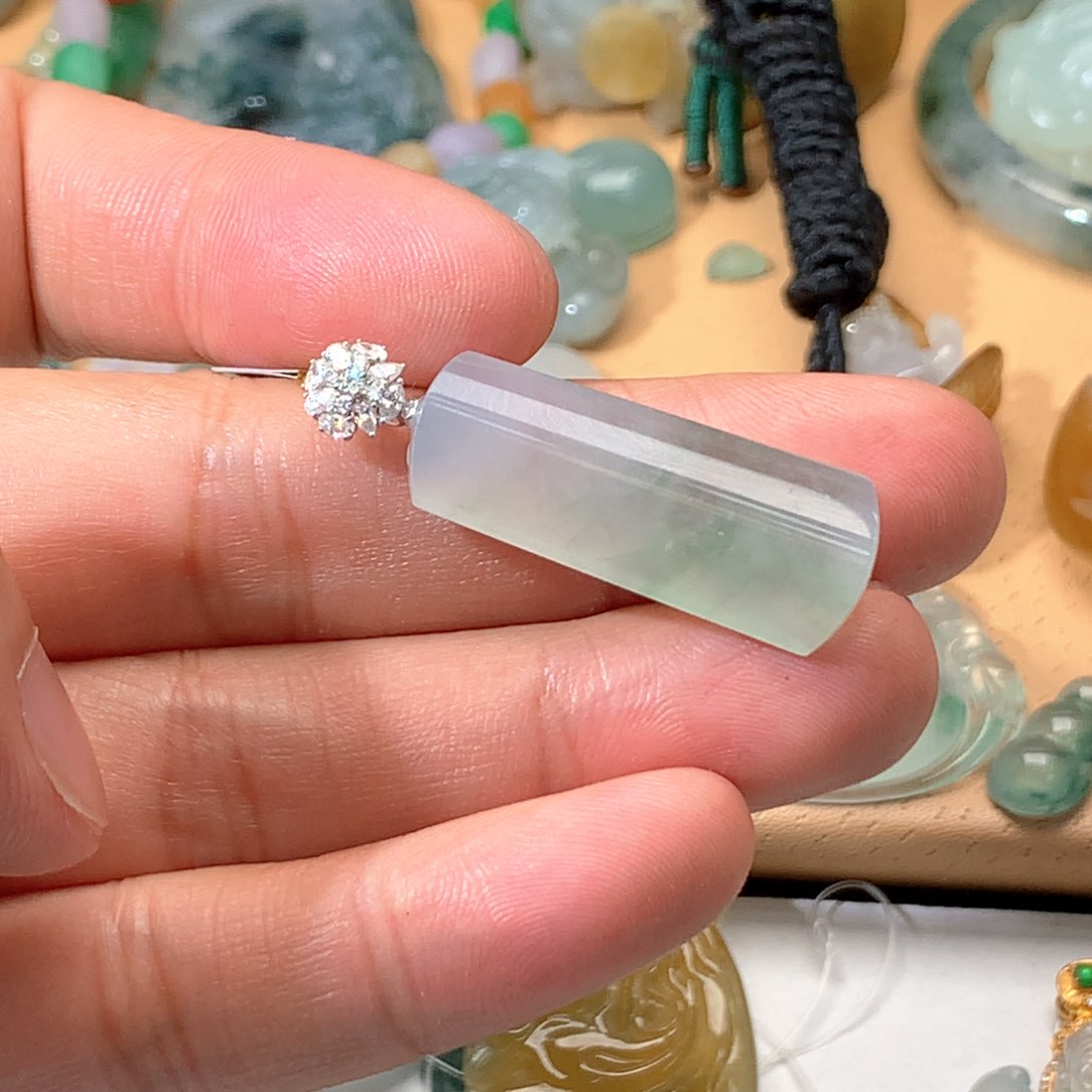 颈饰18K金镶嵌翡翠挂件