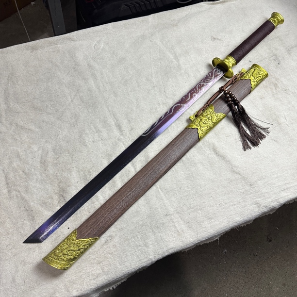 3176。龙泉昊天宝剑高锰钢包皮鞘未开刃