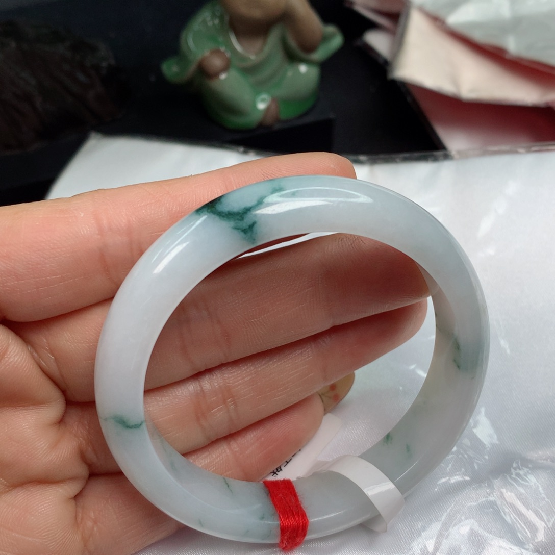 翡翠手镯未镶嵌…………