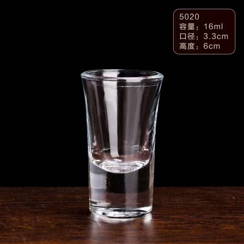 一只酒杯一只酒提