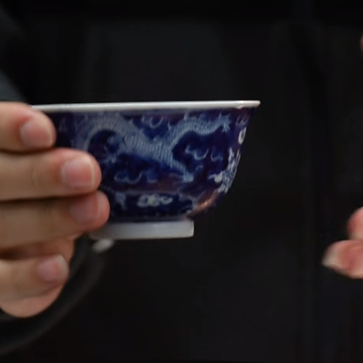 青花云龙戏珠纹压手杯