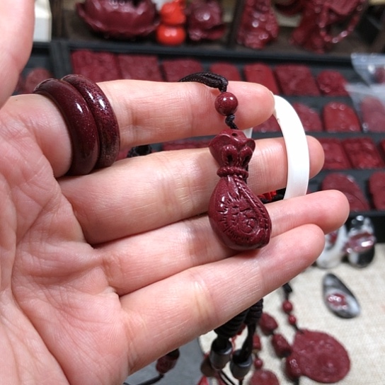天然辰砂钱袋子吊坠