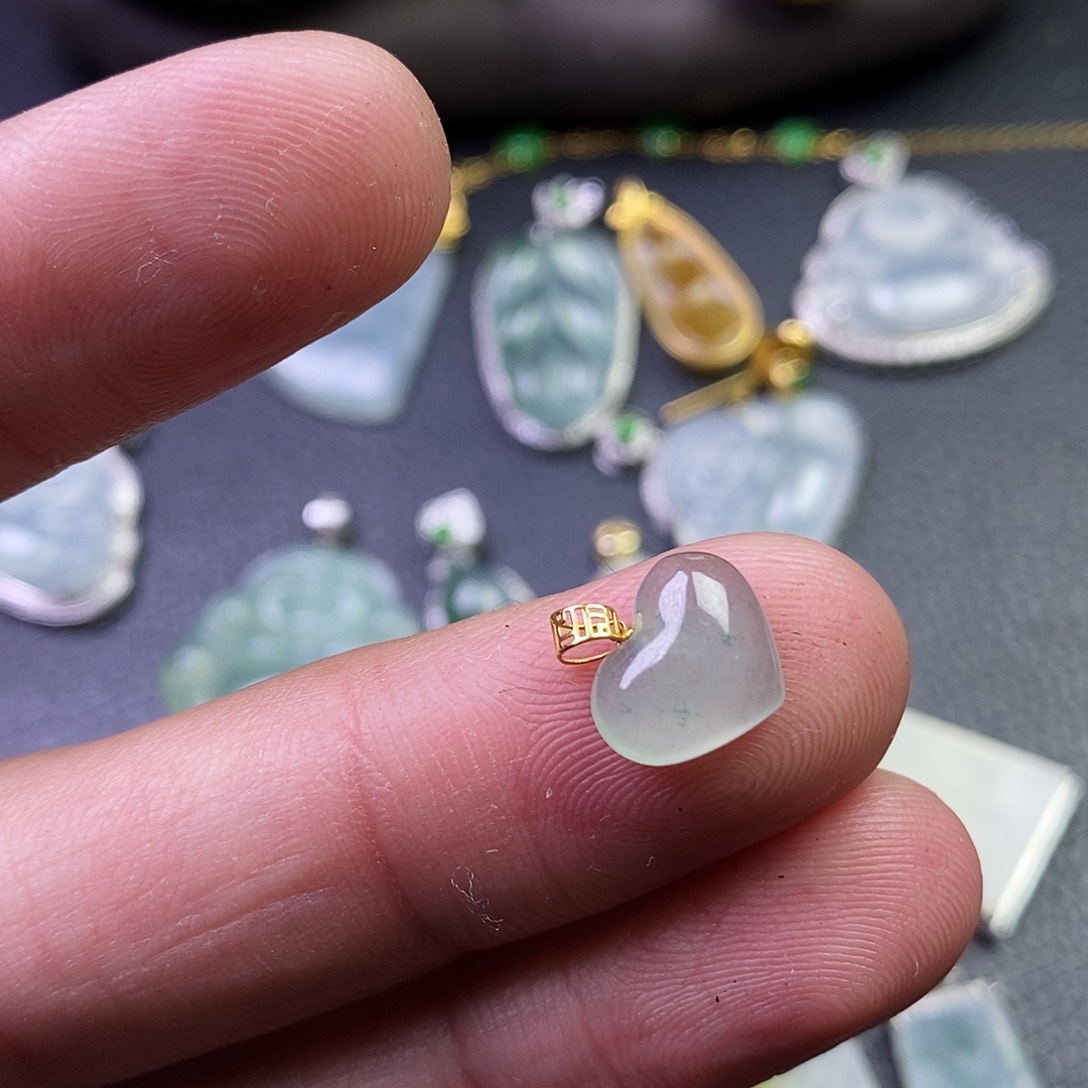 颈饰18K金镶嵌翡翠