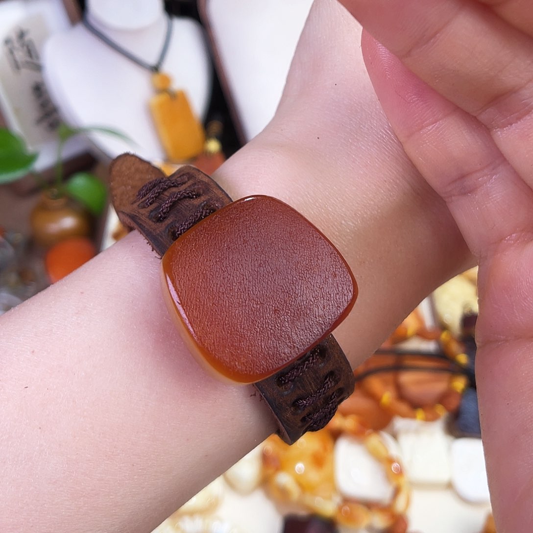 琥珀珠宝奇石未镶嵌。