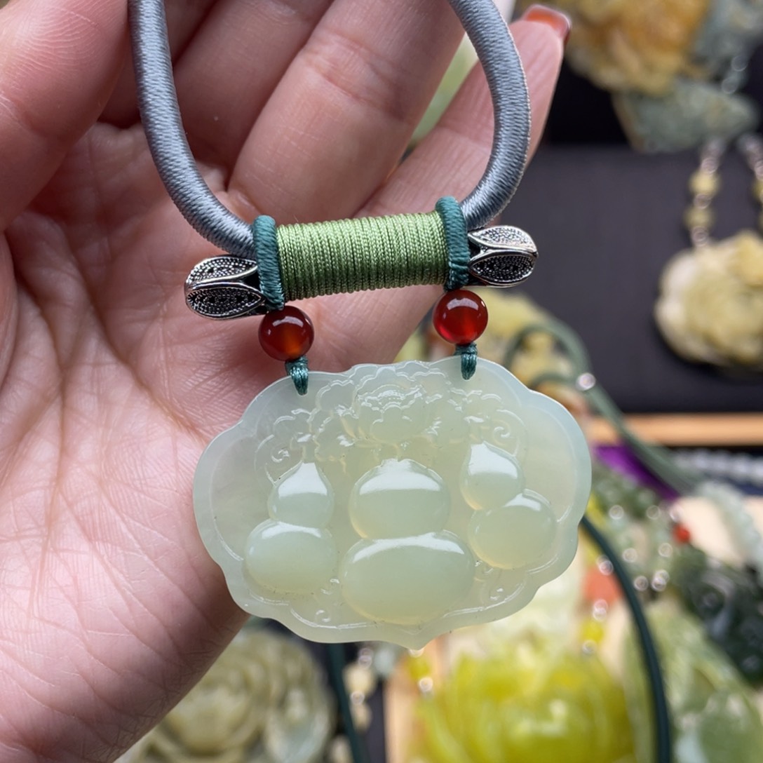 蛇纹石玉颈饰未镶嵌