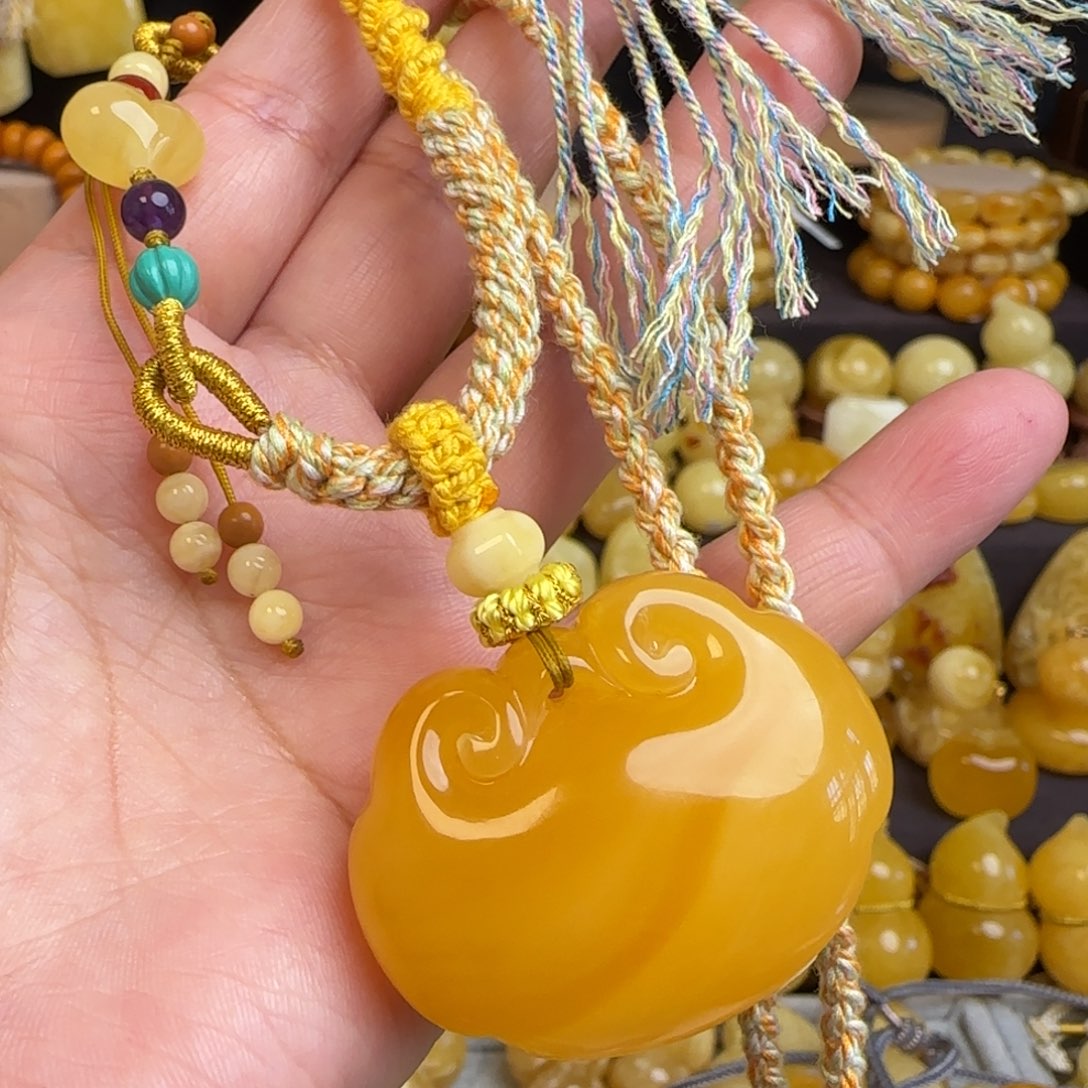 琥珀未镶嵌套链天然满蜡焦皮料蜜蜡如意锁吊坠