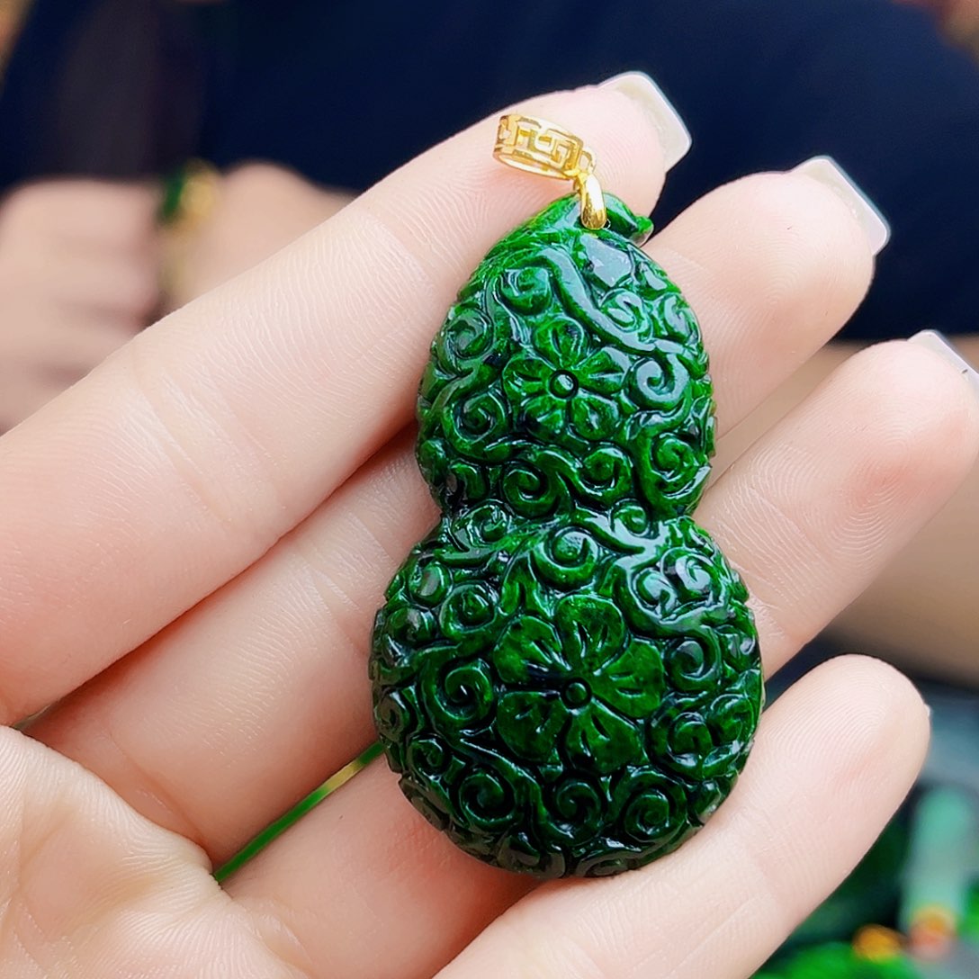 颈饰18K金镶嵌翡翠多样性