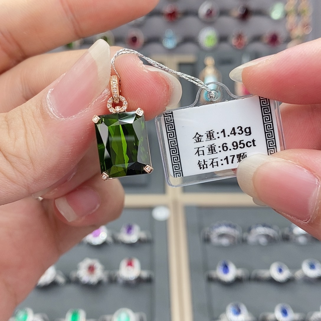 18K金镶嵌颈饰碧玺6.95。