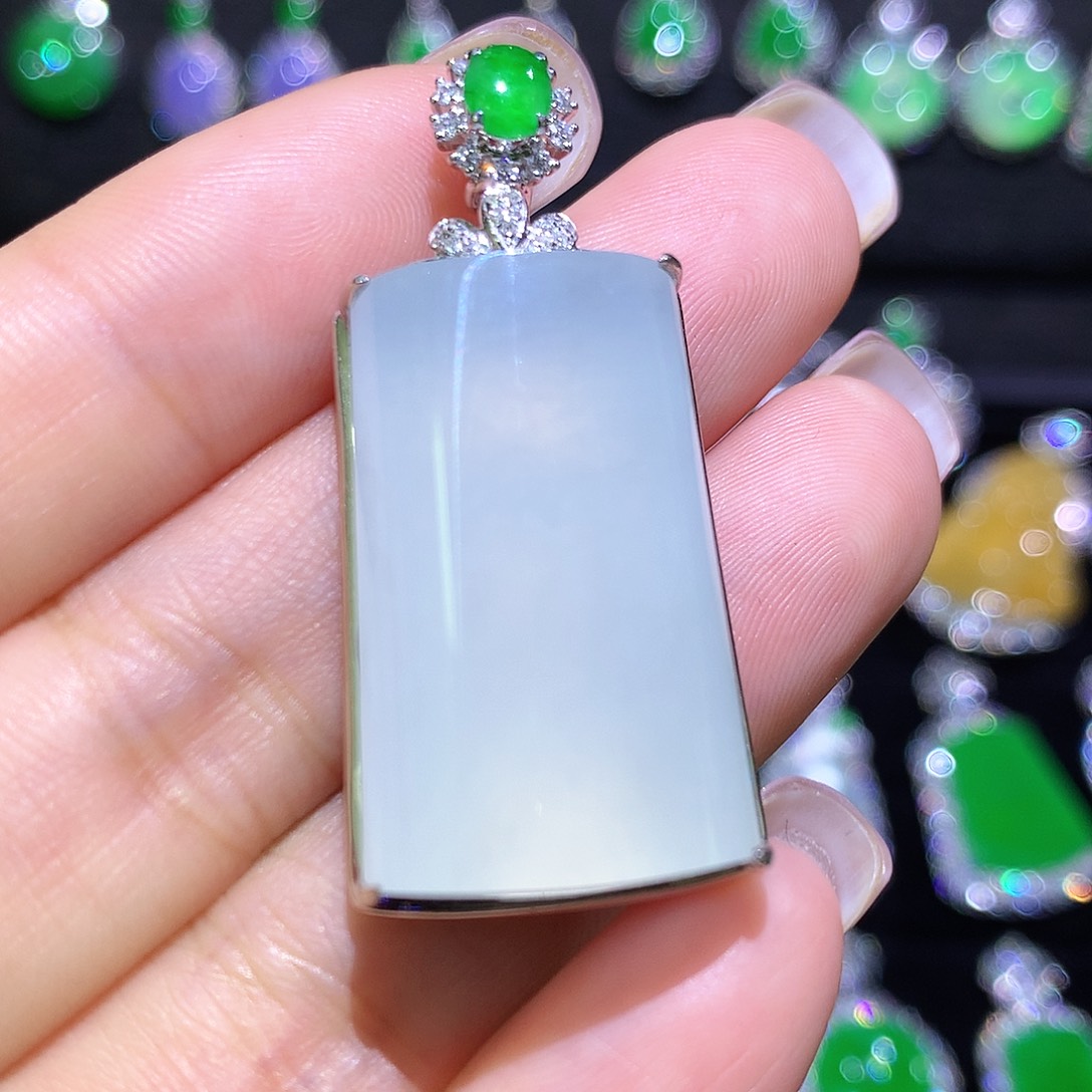 翡翠18K金镶嵌颈饰高冰