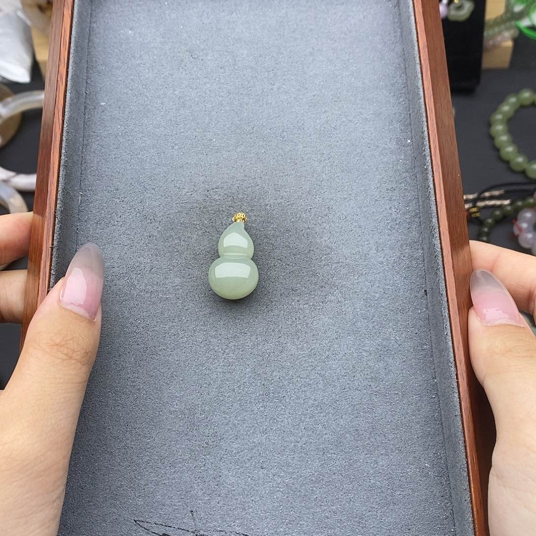 和田玉吊坠(不含链)18K金镶嵌