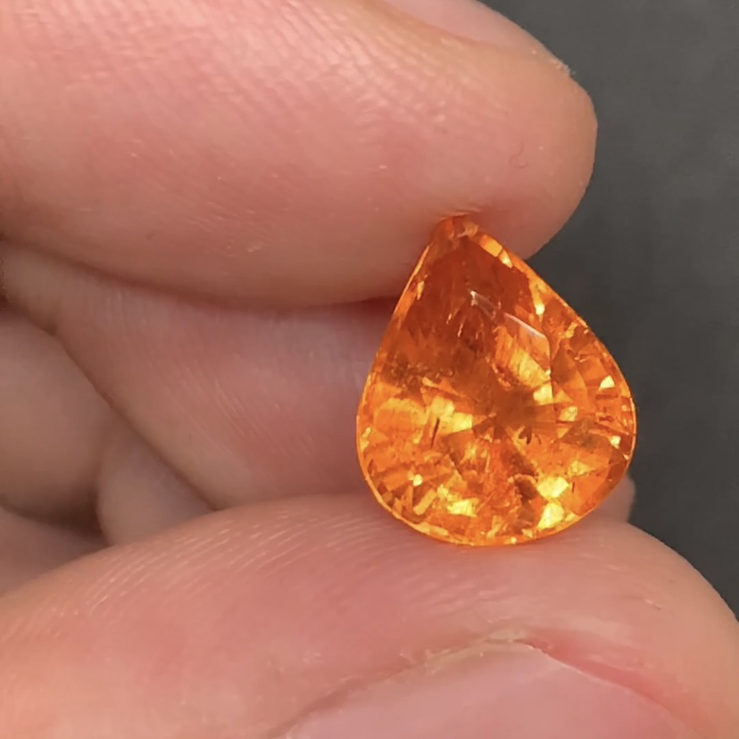 天然精品汽水色芬达石 6.07ct尺寸9.6×11.9