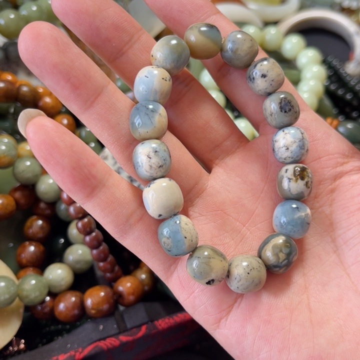 蛇纹石玉未镶嵌颈饰