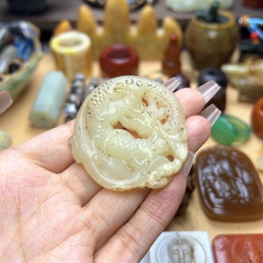 蛇纹石玉未镶嵌颈饰