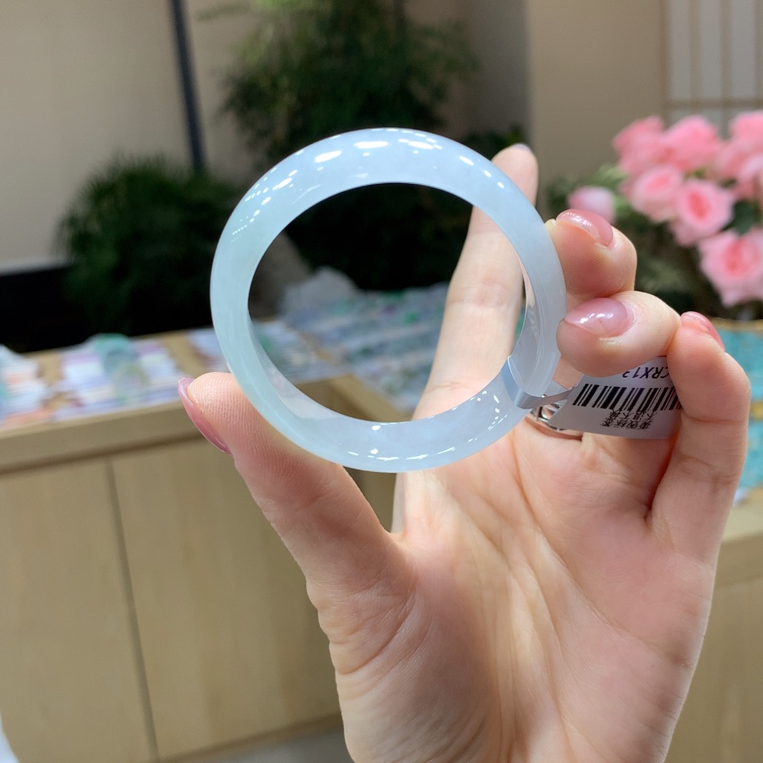 翡翠手镯未镶嵌不退不换