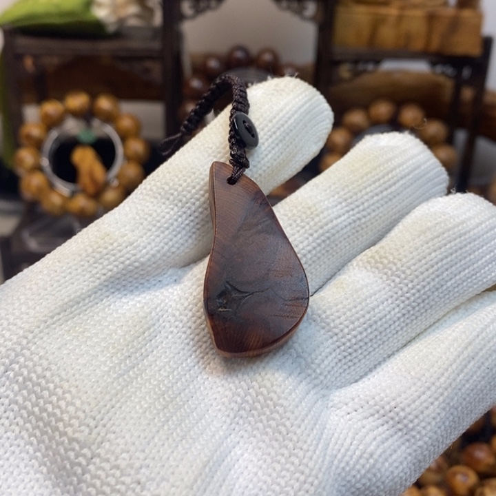 柏木哇****人太行崖柏陈化雷击挂件