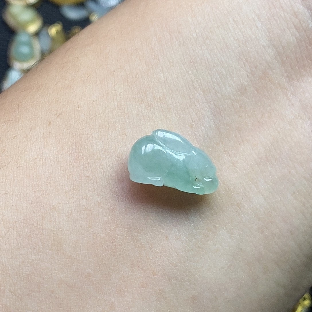 翡翠未镶嵌颈饰兔子