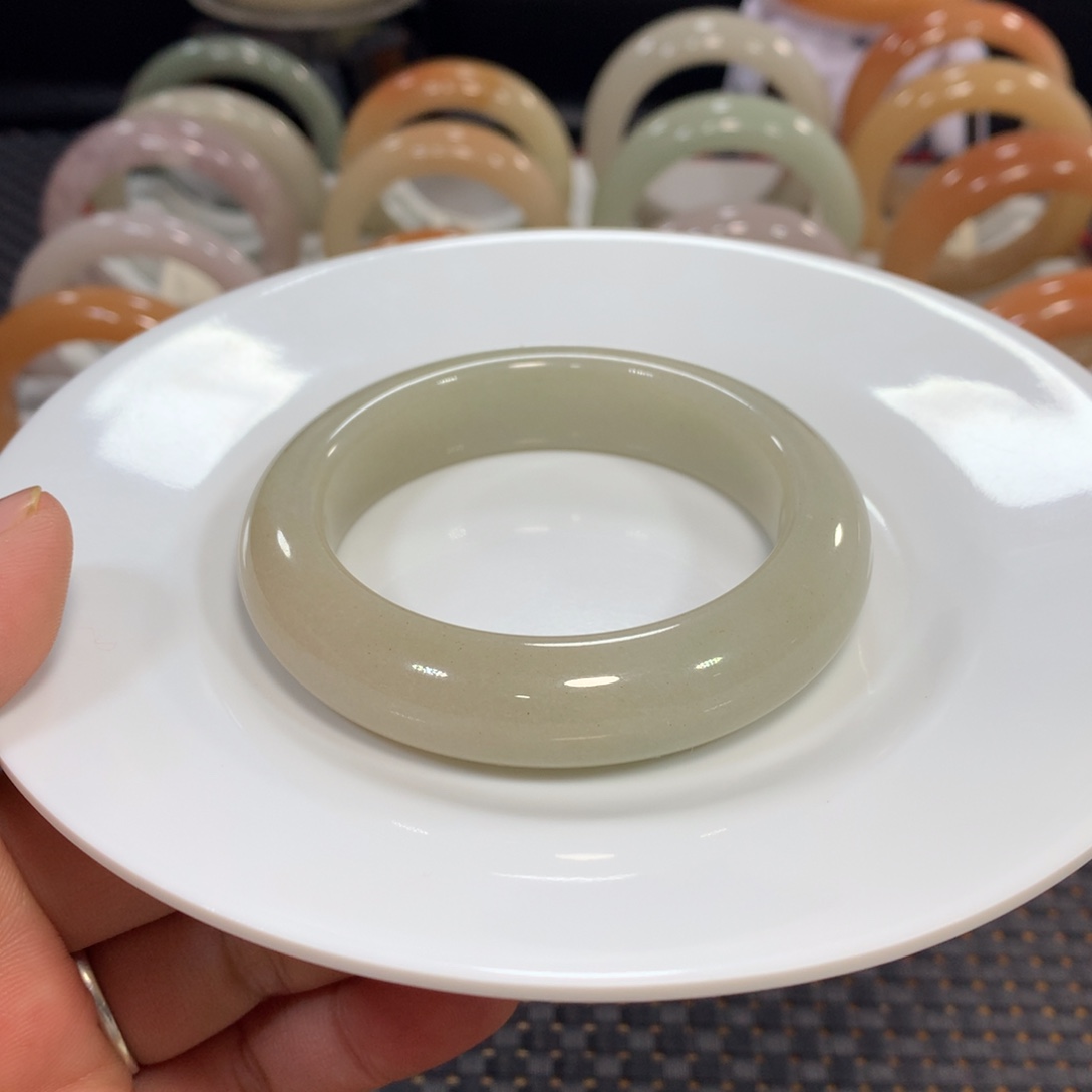 石英质玉（佘太翠）未镶嵌手镯55.8豆青7号