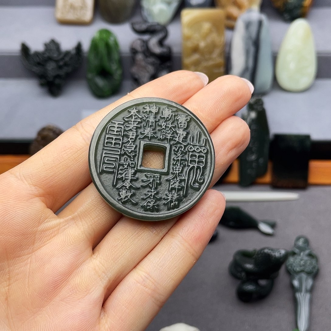 慷***慨和田玉未镶嵌颈饰