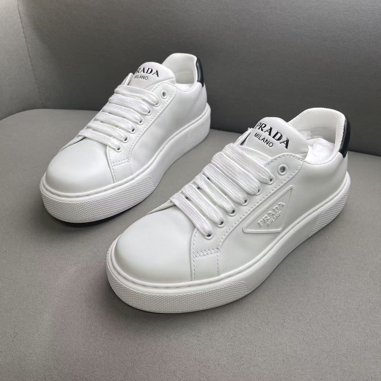 未使用 Prada/普拉达 白色时尚百搭三角标厚底松糕鞋 39.5码