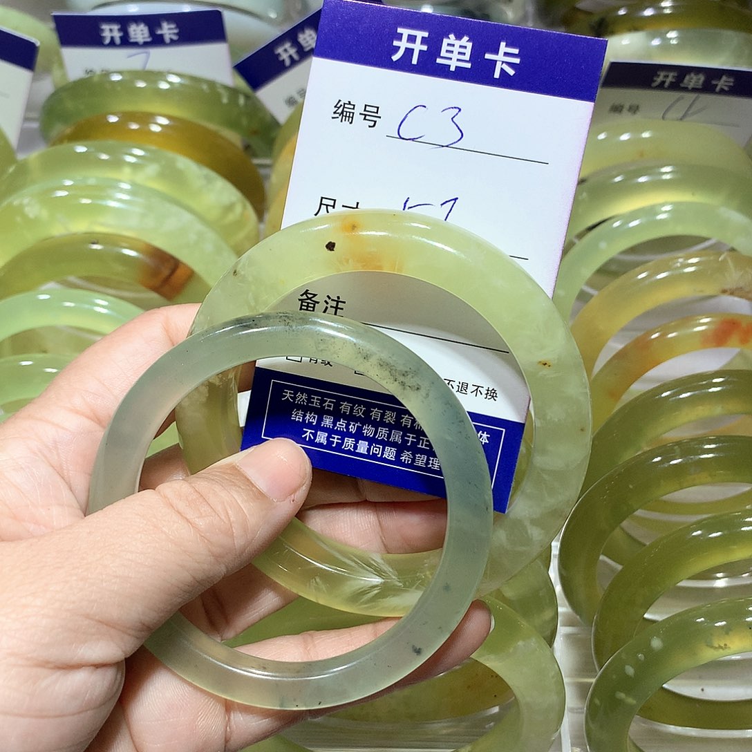 蛇纹石玉手镯未镶嵌