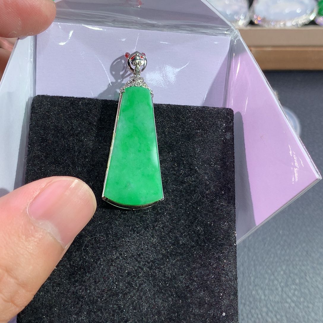 翡翠吊坠(赠链)18K金镶嵌