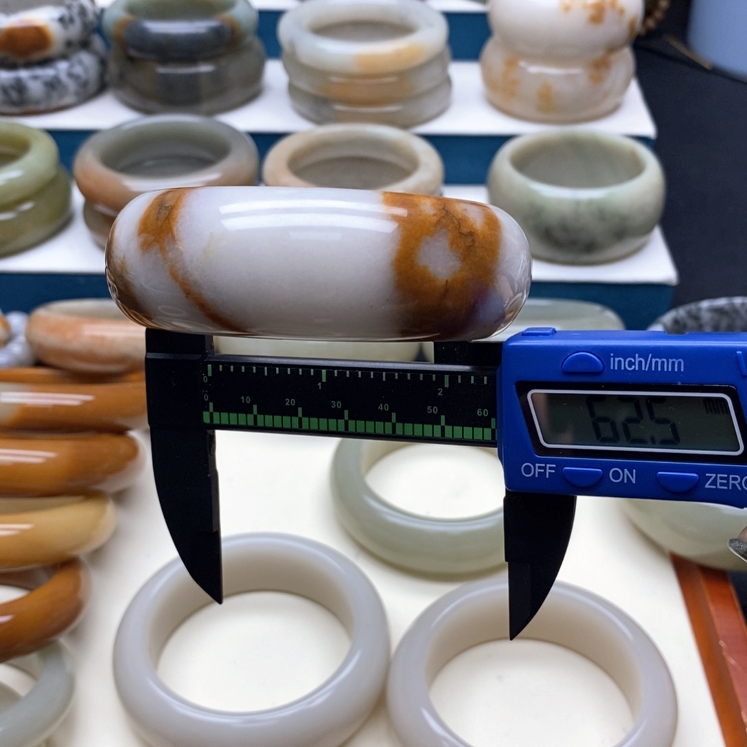 石英质玉未镶嵌手镯承****淡