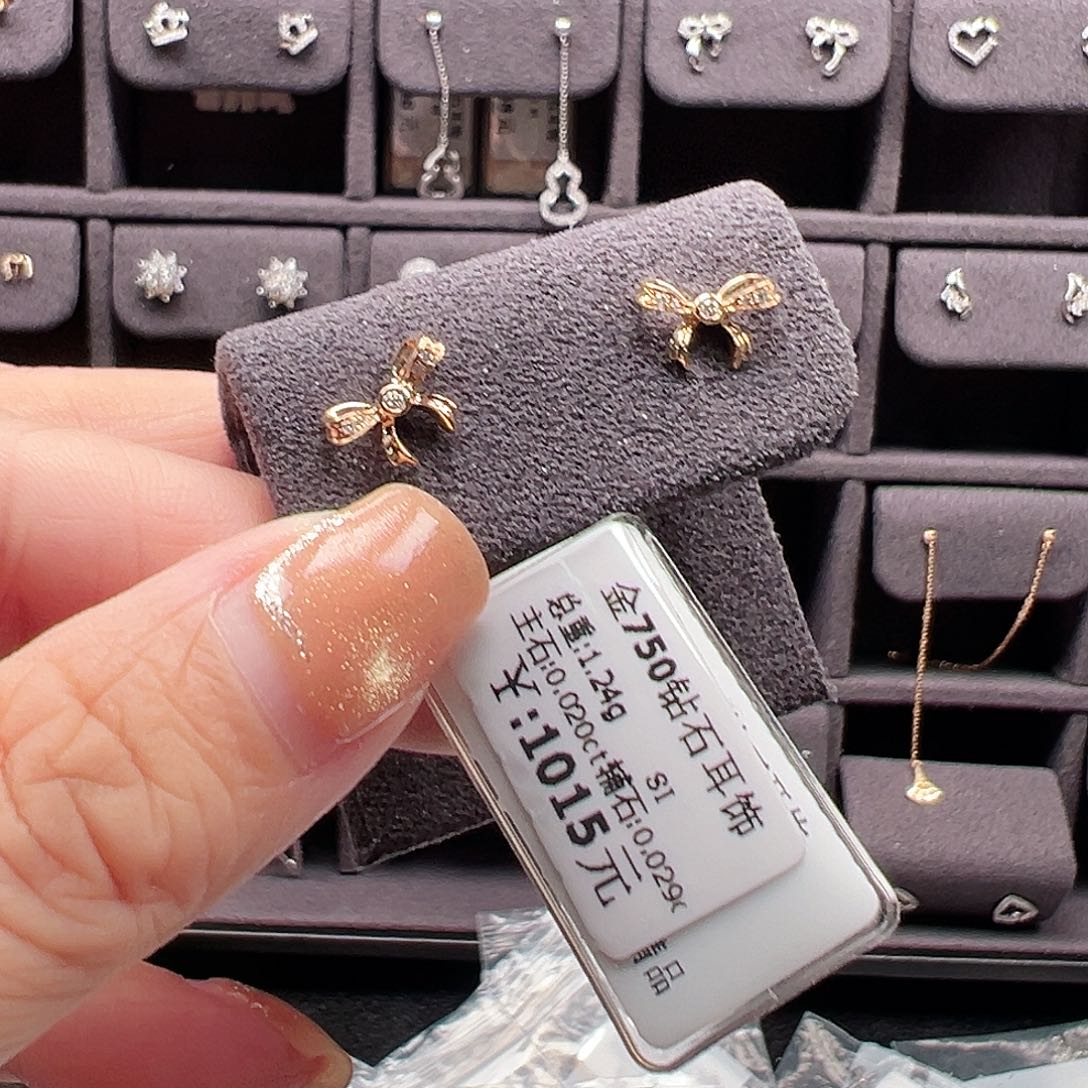 钻石耳饰18K金镶嵌精致女人款