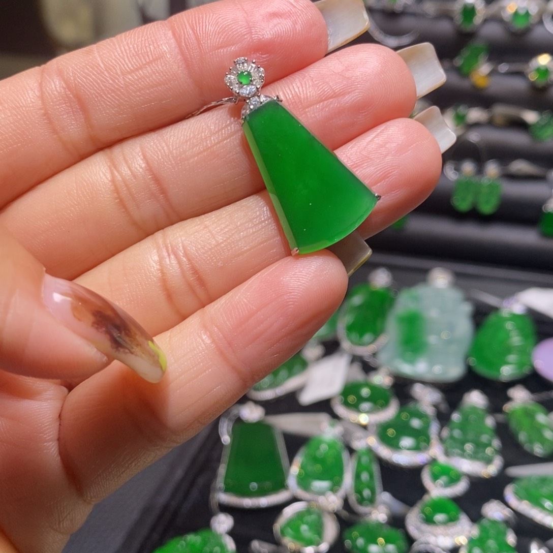 翡翠颈饰18K金镶嵌方牌吊坠