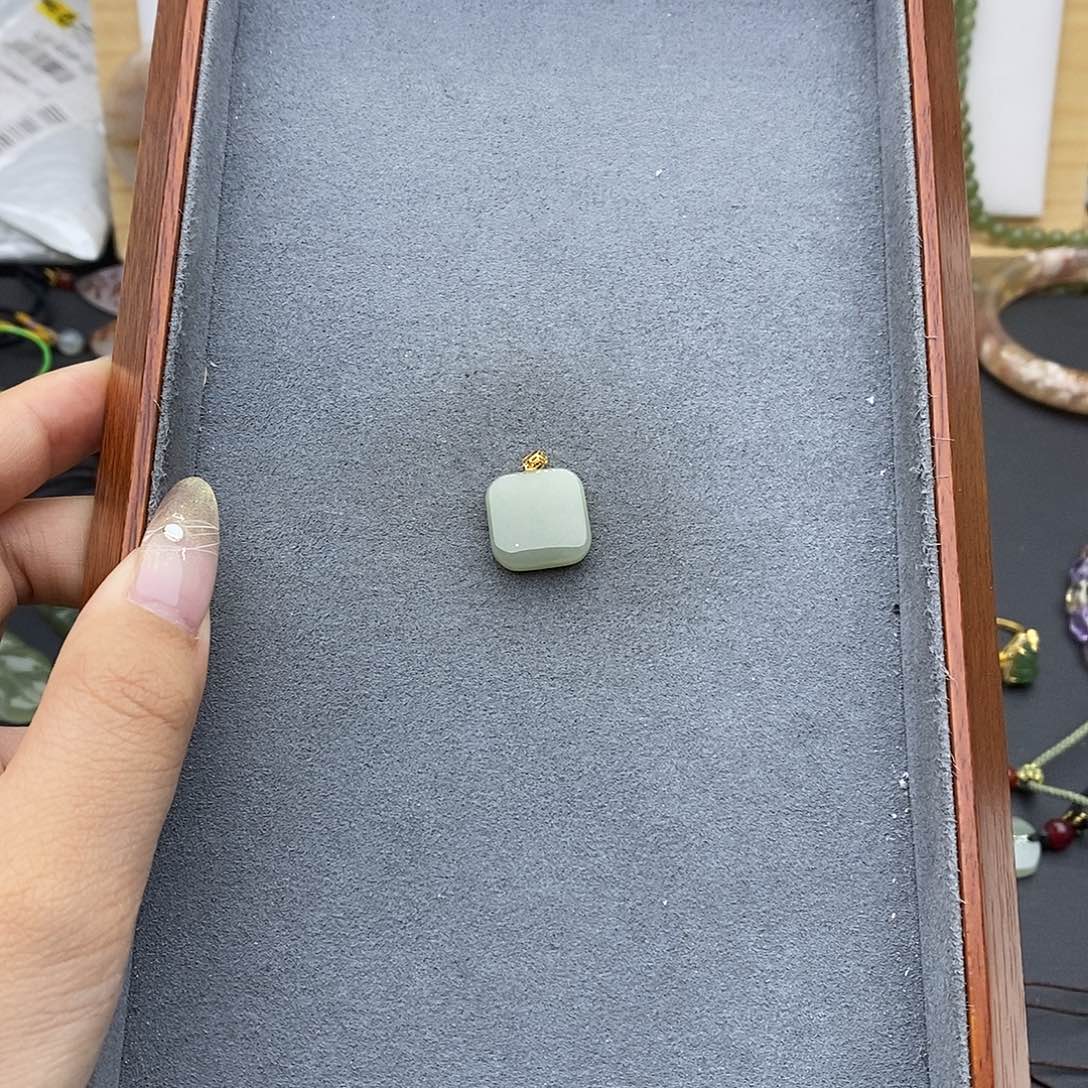 和田玉吊坠(不含链)18K金镶嵌