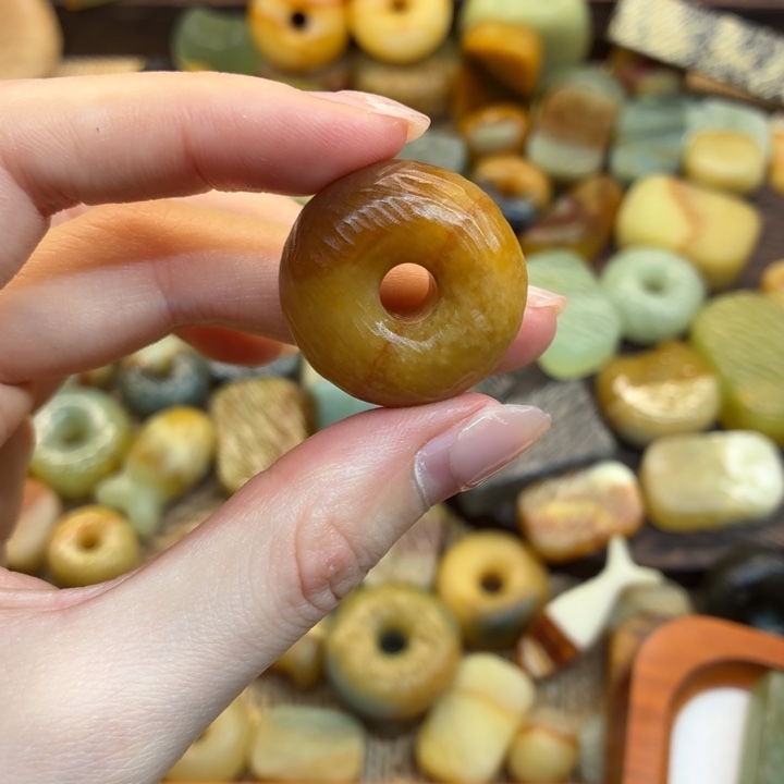 不***及蛇纹石玉未镶嵌颈饰