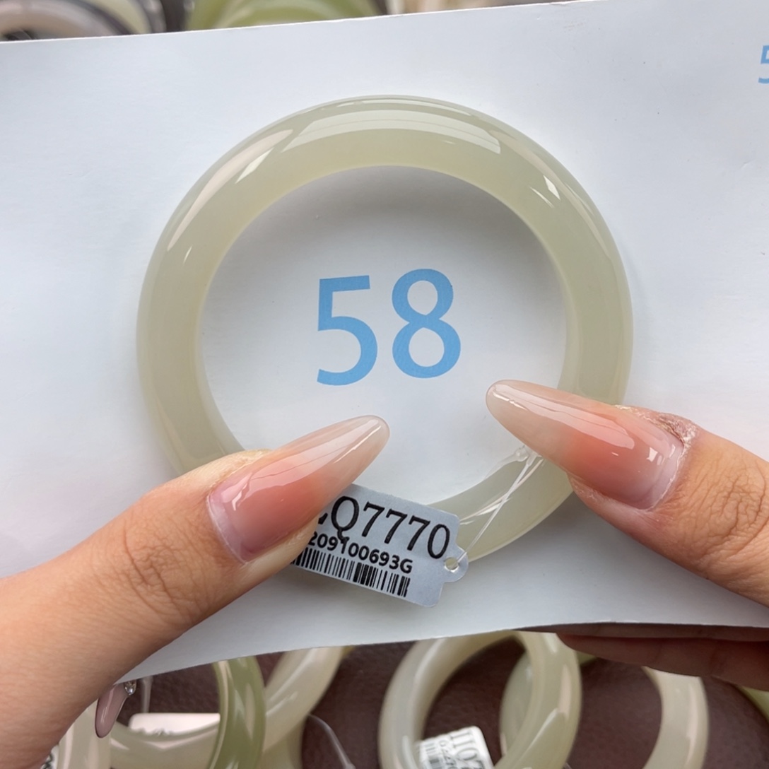 和田玉手镯未镶嵌依*?