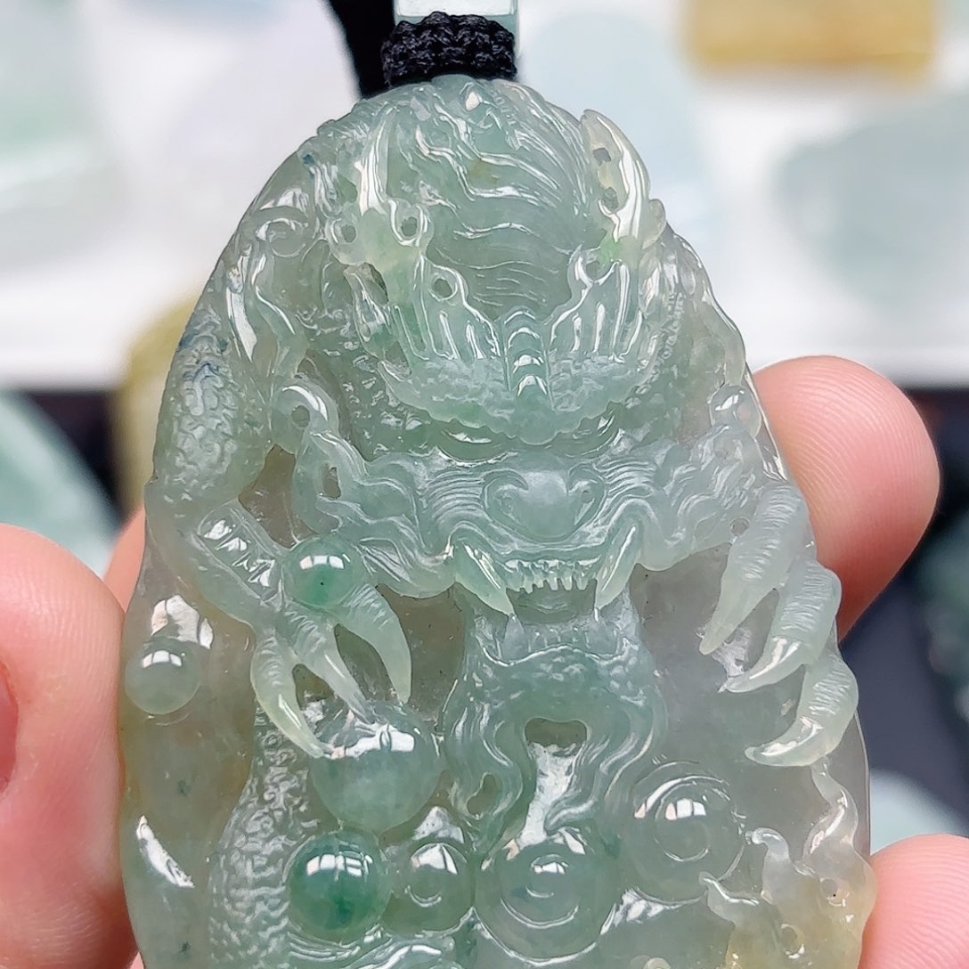 翡翠未镶嵌颈饰龙