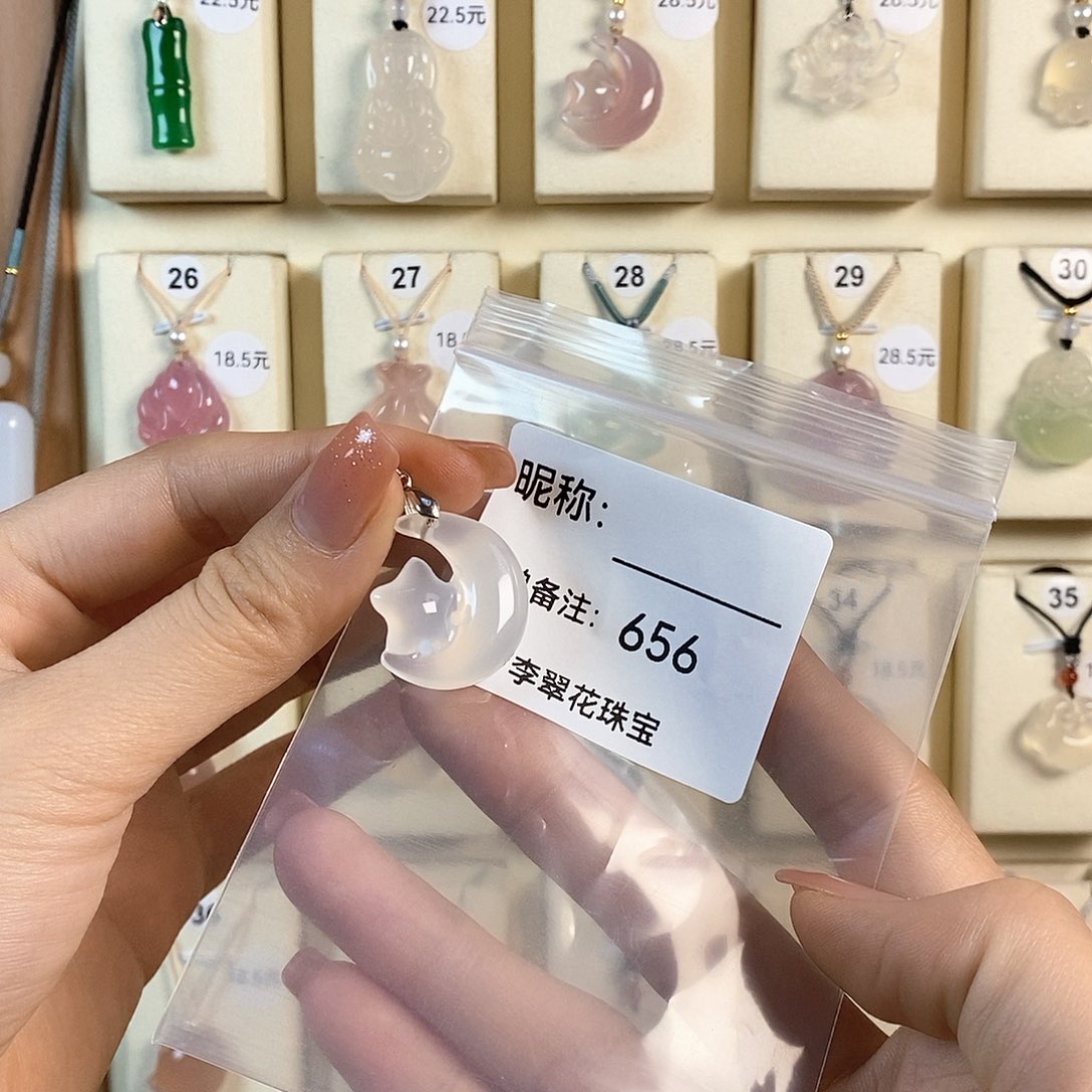 玛瑙/玉髓颈饰未镶嵌?