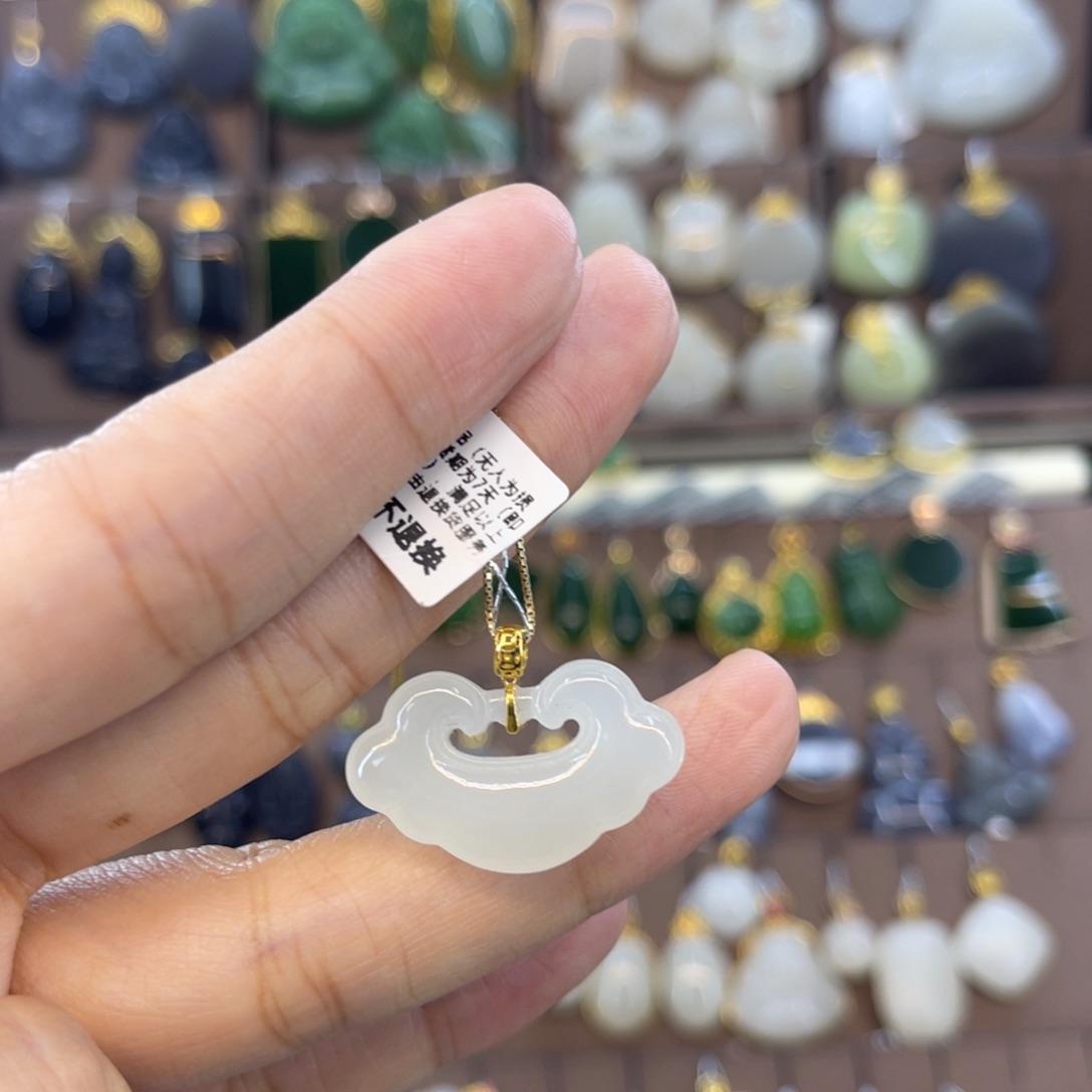 和田玉18K金镶嵌吊坠