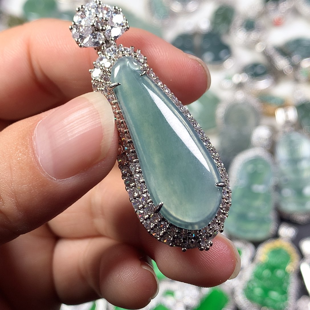 翡翠未镶嵌颈饰福瓜