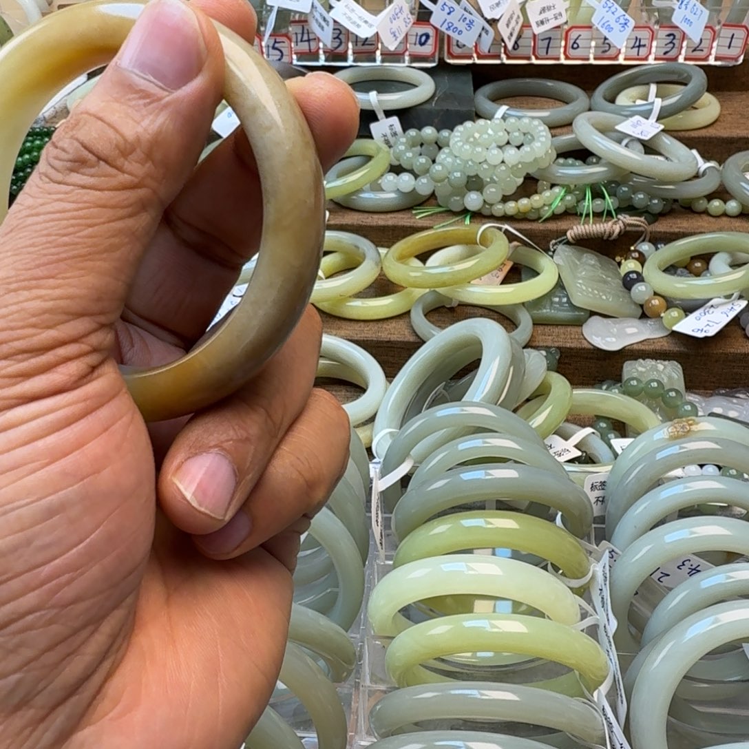 自***堂和田玉未镶嵌手镯