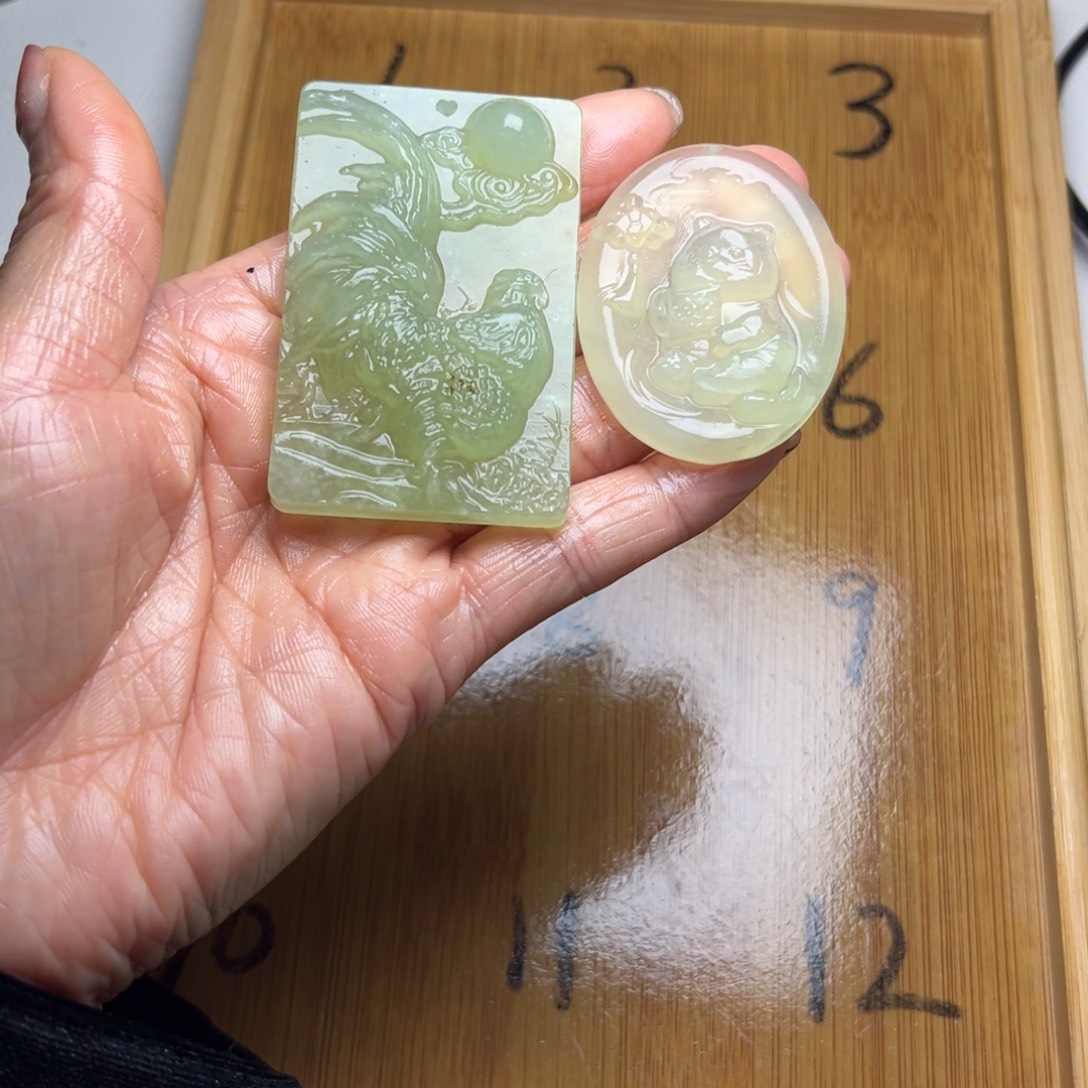 卷***。蛇纹石玉未镶嵌颈饰