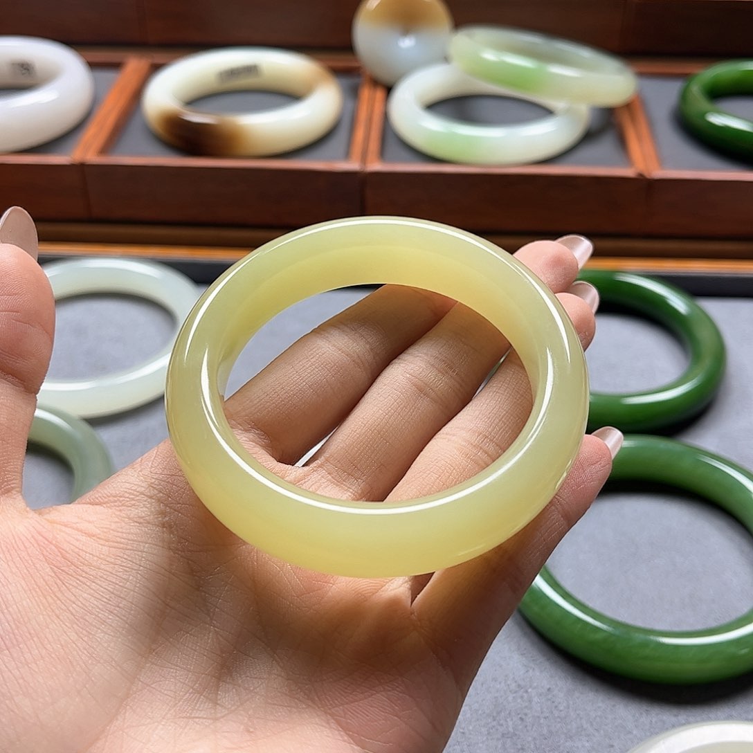 和田玉手镯未镶嵌