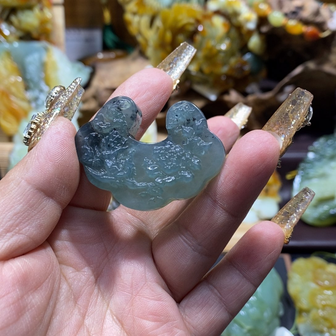 蛇纹石玉颈饰未镶嵌