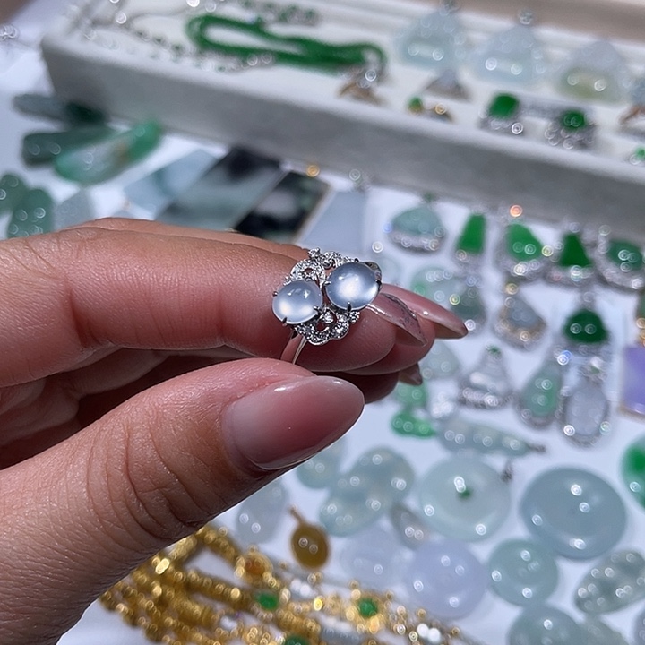 翡翠18K金镶嵌颈饰戒指